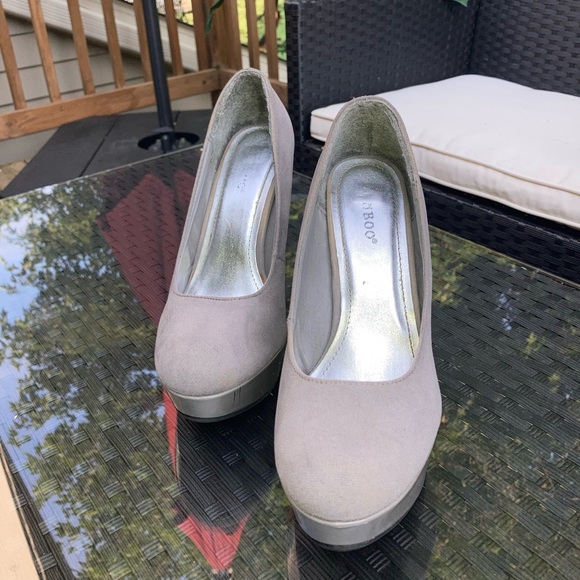BAMBOO Shoes - Bamboo Women’s Grey Suede Heels.